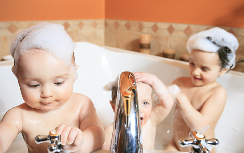 Babys in der Badewanne mit Schaum