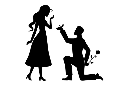 Mann kniet vor Frau und macht Heiratsantrag schwarz weiß