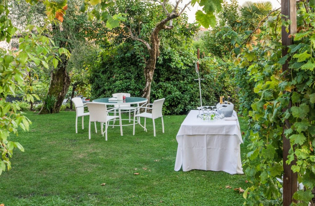 Tische und Bänke im Garten für Gartenparty