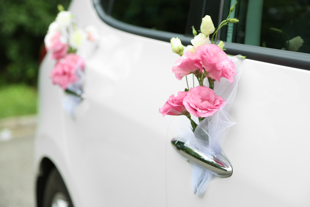 Blumenschmuck für das Hochzeitsauto